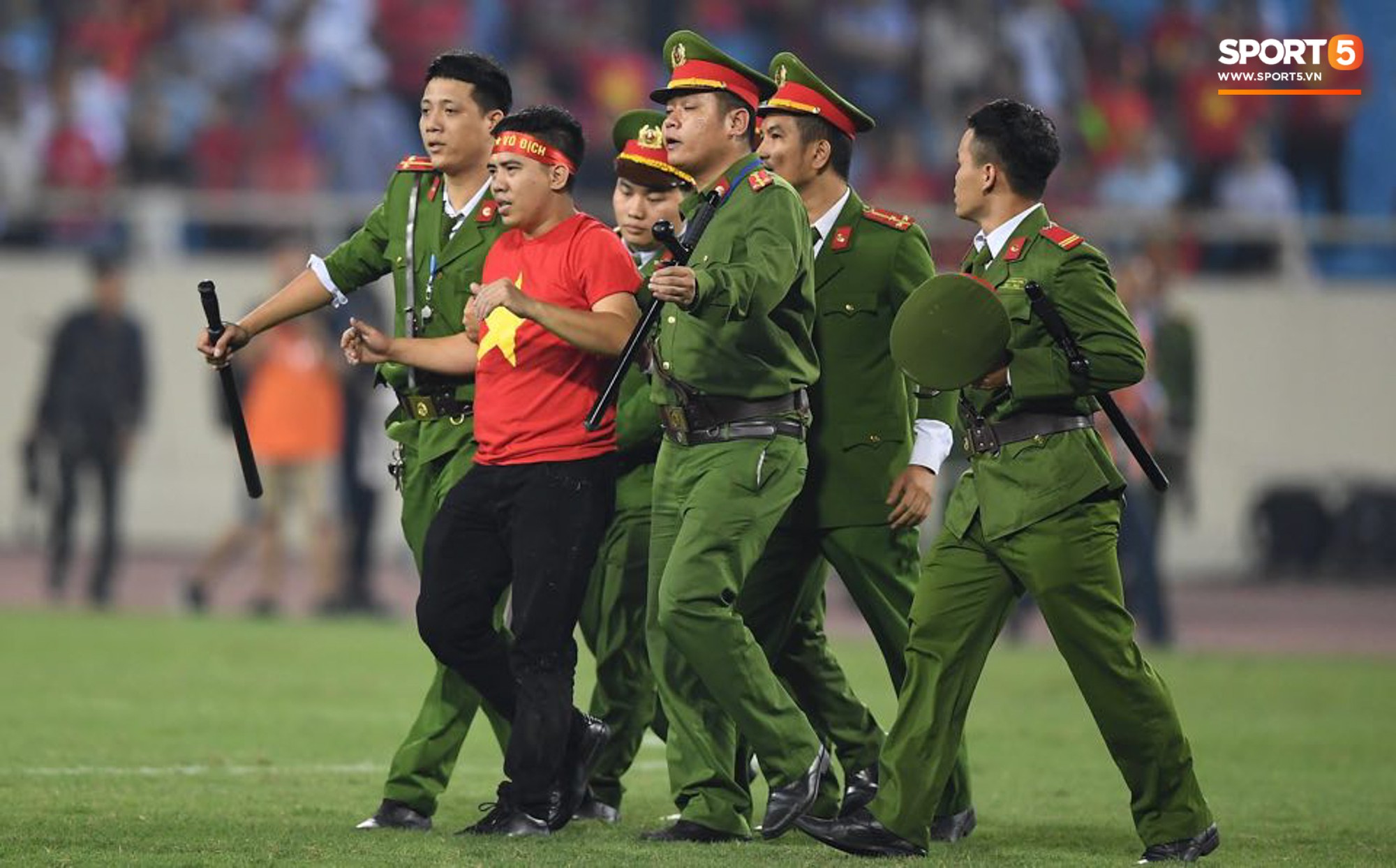 Đội trưởng tuyển Việt Nam hành động đẹp với fan quá khích khiến cả sân vỗ tay tán thưởng-8