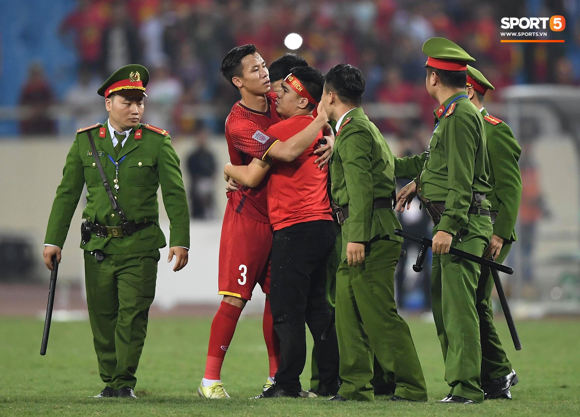 Đội trưởng tuyển Việt Nam hành động đẹp với fan quá khích khiến cả sân vỗ tay tán thưởng-7