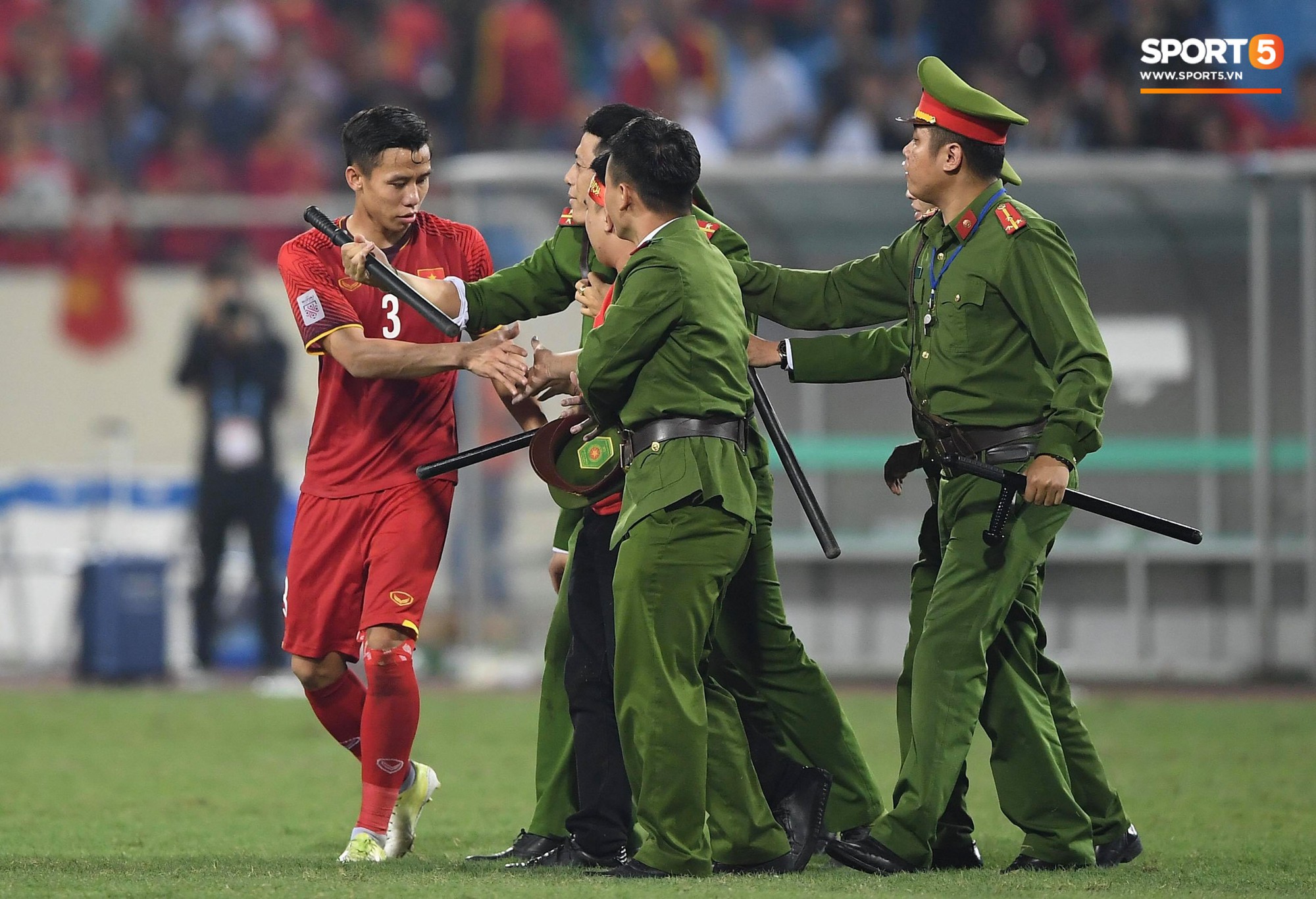 Đội trưởng tuyển Việt Nam hành động đẹp với fan quá khích khiến cả sân vỗ tay tán thưởng-6