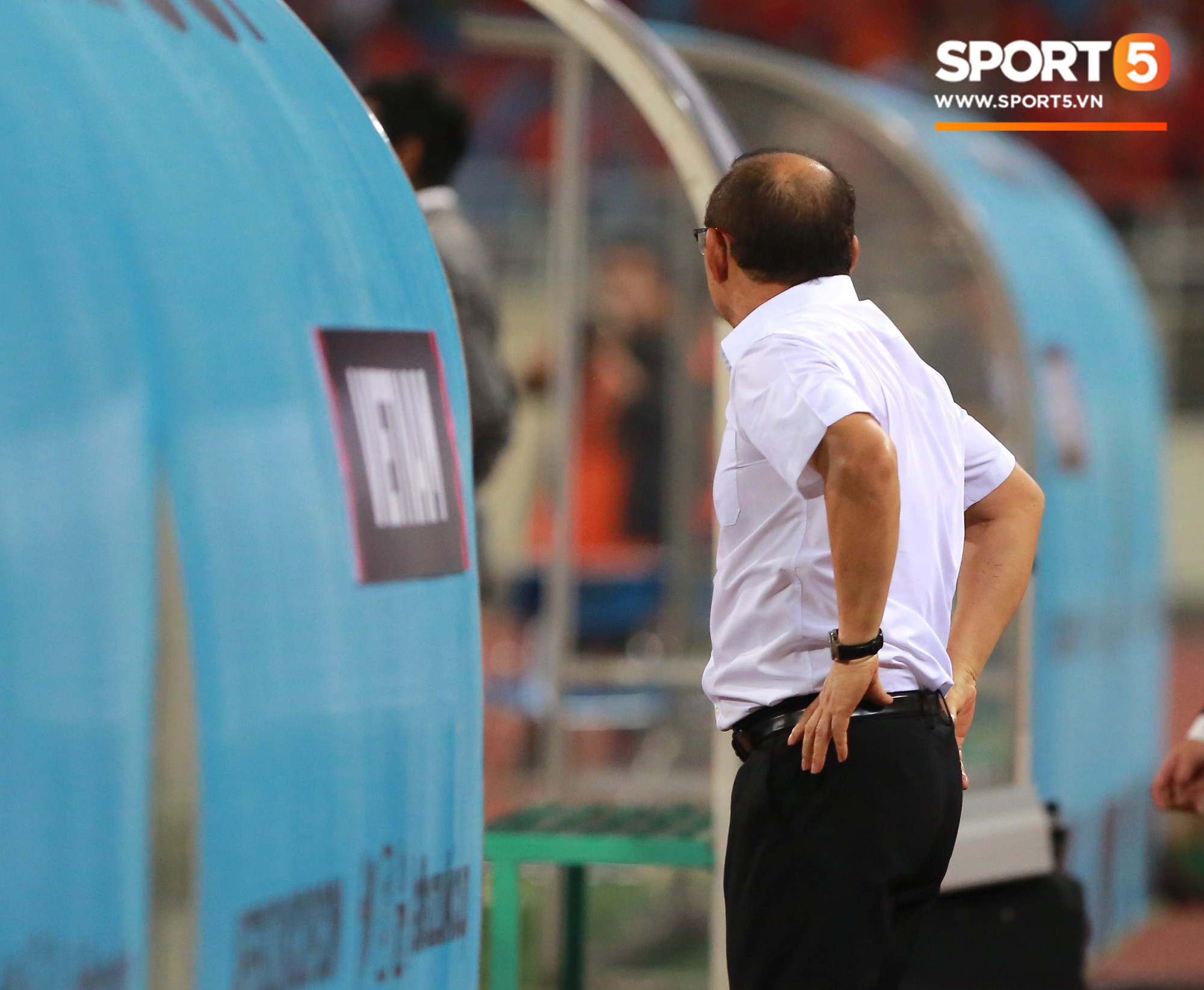 Thấy HLV Park Hang-seo đứng lặng một mình ở cabin sau chiến thắng trước Philippines, Quang Hải chạy tới ôm hôn, chia vui cùng thầy-3