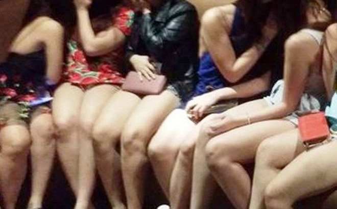 Ổ nhóm chuyên ép, nhốt nữ tiếp viên karaoke vào nhà nghỉ để bắt tiếp khách-1