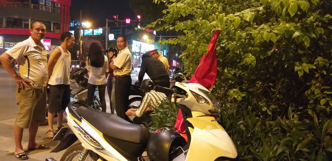 Tai nạn giao thông liên tiếp trong lúc CĐV xuống đường ăn mừng chiến thắng Việt Nam - Philippines-4