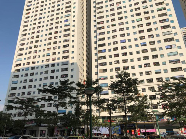 Thang máy chung cư HH Linh Đàm bất ngờ bị bục trần, rơi xuống một sợi dây đen to khiến người dân hoảng hồn-3