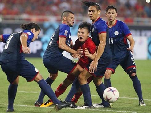 Bạn gái Quang Hải ăn mừng cực sung khi người yêu ghi bàn vào lưới Philippines-12
