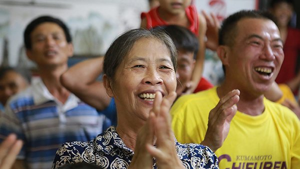 Mẹ Công Phượng bật khỏi giường bệnh khi con sút tung lưới Philippines-2