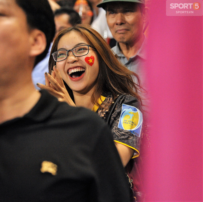 Bạn gái Quang Hải ăn mừng cực sung khi người yêu ghi bàn vào lưới Philippines-1