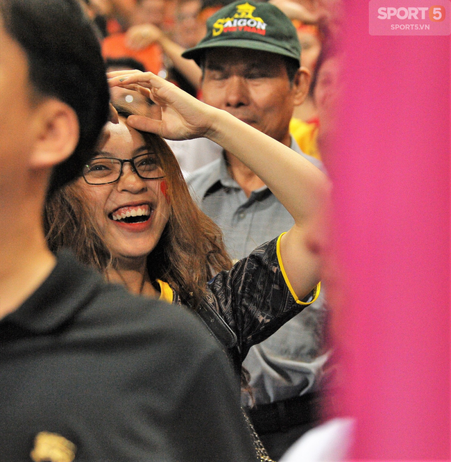 Bạn gái Quang Hải ăn mừng cực sung khi người yêu ghi bàn vào lưới Philippines-2