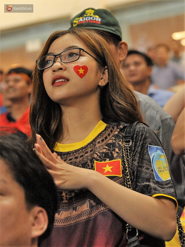 Bạn gái Quang Hải ăn mừng cực sung khi người yêu ghi bàn vào lưới Philippines-3