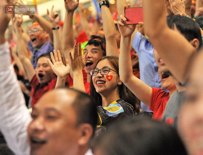 Bạn gái Quang Hải ăn mừng cực sung khi người yêu ghi bàn vào lưới Philippines-4