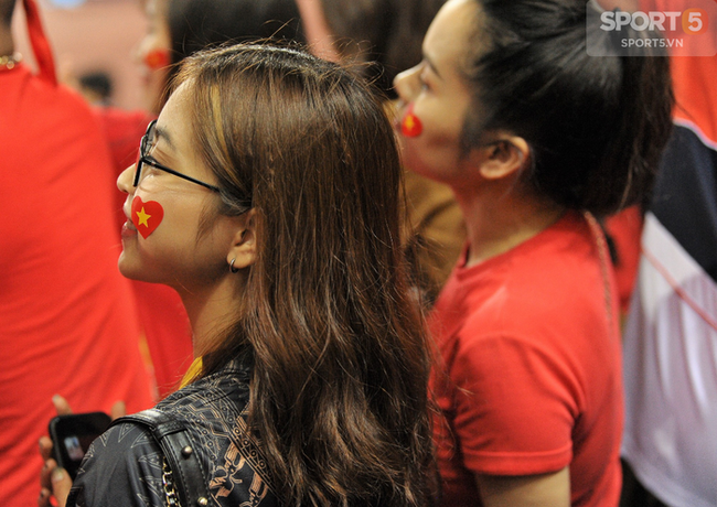 Bạn gái Quang Hải ăn mừng cực sung khi người yêu ghi bàn vào lưới Philippines-6