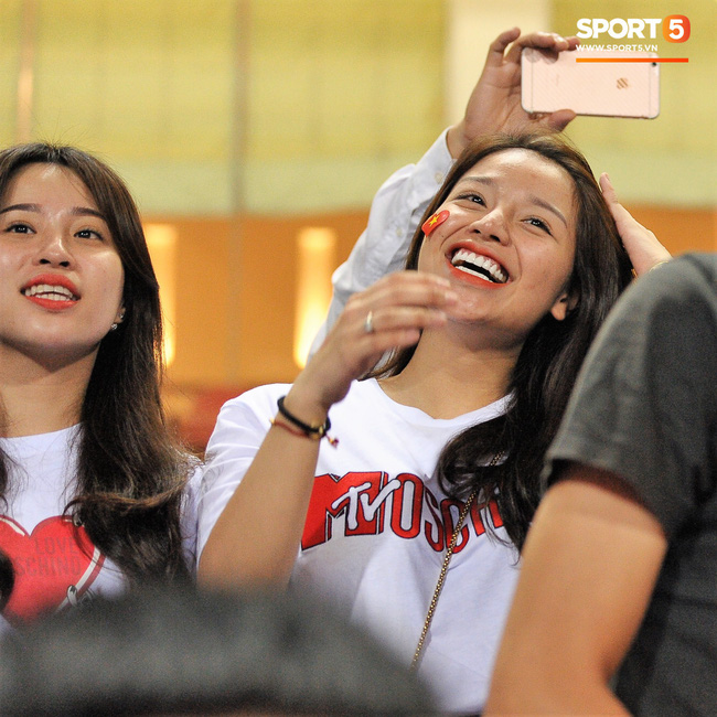 Bạn gái Quang Hải ăn mừng cực sung khi người yêu ghi bàn vào lưới Philippines-7