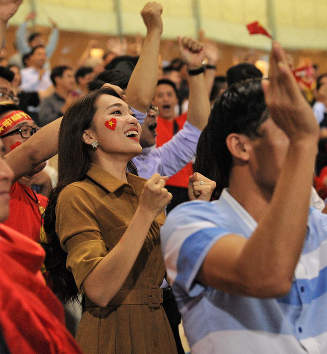 Bạn gái Quang Hải ăn mừng cực sung khi người yêu ghi bàn vào lưới Philippines-8