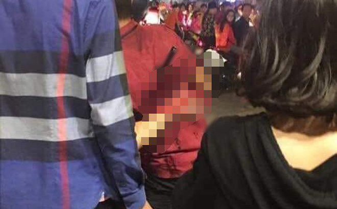 Hai nhóm người xảy ra ẩu đả sau màn ăn mừng chiến thắng đội tuyển Việt Nam, nam thanh niên bị đâm dao găm vào người-1