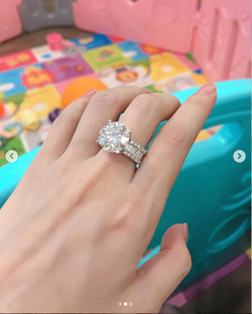 Vừa mua biệt thự hạng sang, Hằng Túi lại khoe nhẫn kim cương bạc tỷ đánh bay cả căn nhà-2