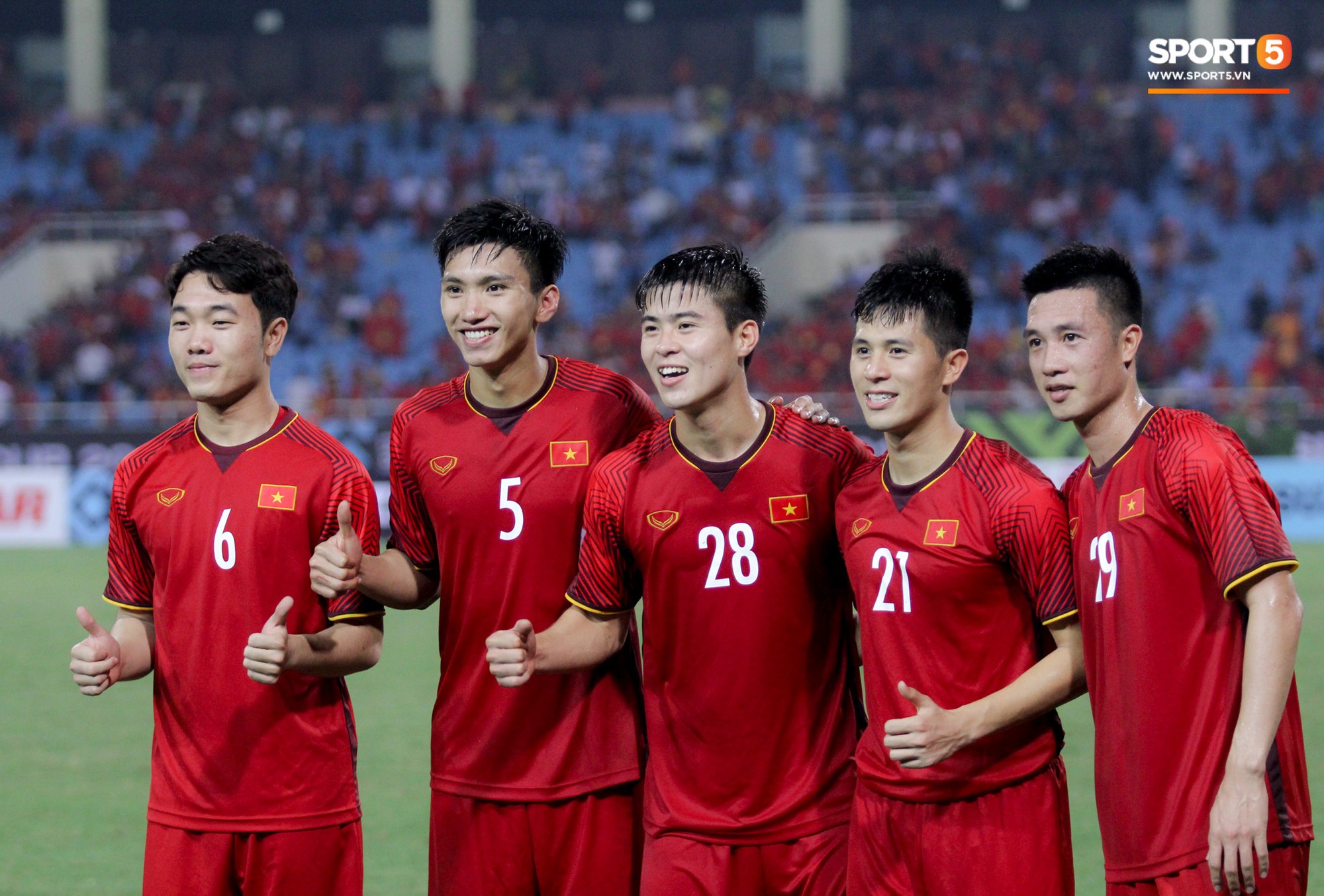 Xuân Trường ân cần chăm sóc em út Văn Hậu sau trận đấu lăn xả như chiến binh-10