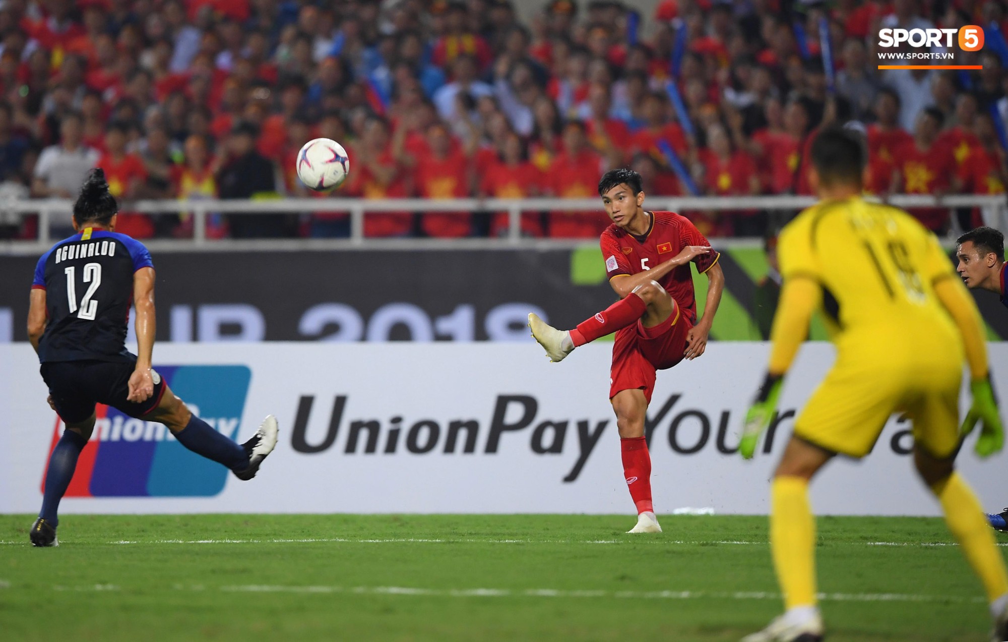 Xuân Trường ân cần chăm sóc em út Văn Hậu sau trận đấu lăn xả như chiến binh-5