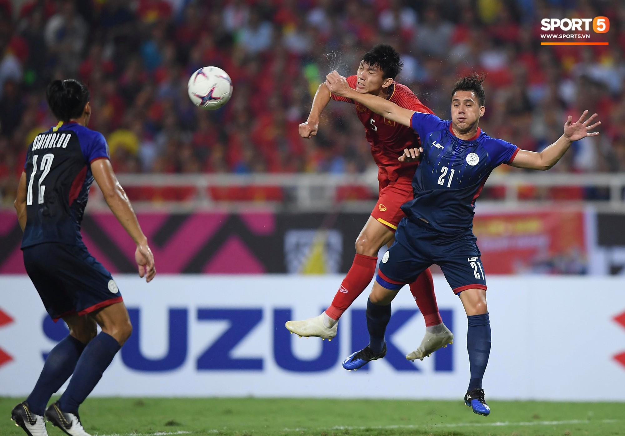 Xuân Trường ân cần chăm sóc em út Văn Hậu sau trận đấu lăn xả như chiến binh-6