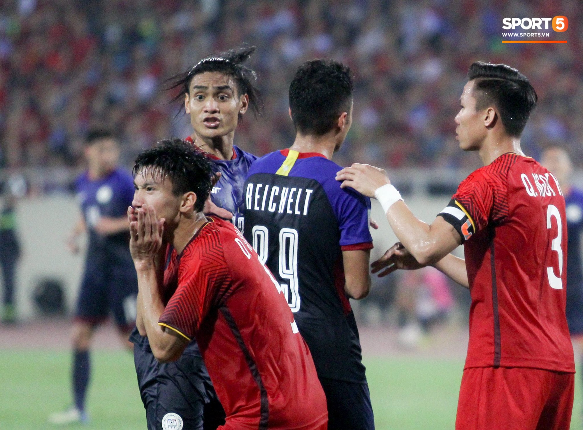 Xuân Trường ân cần chăm sóc em út Văn Hậu sau trận đấu lăn xả như chiến binh-7