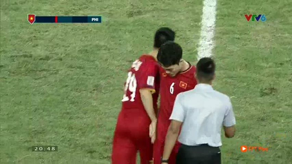 Trong khi các cầu thủ ăn mừng chiến thắng, có một người lặng lẽ cúi đầu bước đi-2