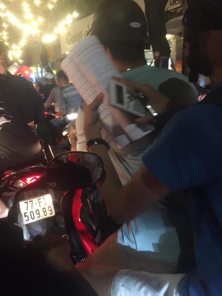 Màn ăn mừng gắt nhất đêm: Mai có tiết kiểm tra, các thanh niên vừa đi bão vừa học bài vừa hô vang Việt Nam vô địch-3