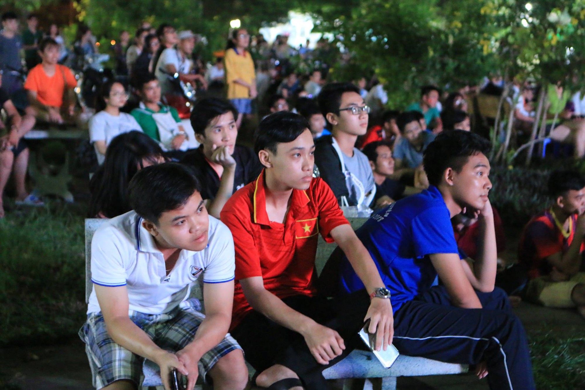 Màn ăn mừng gắt nhất đêm: Mai có tiết kiểm tra, các thanh niên vừa đi bão vừa học bài vừa hô vang Việt Nam vô địch-8