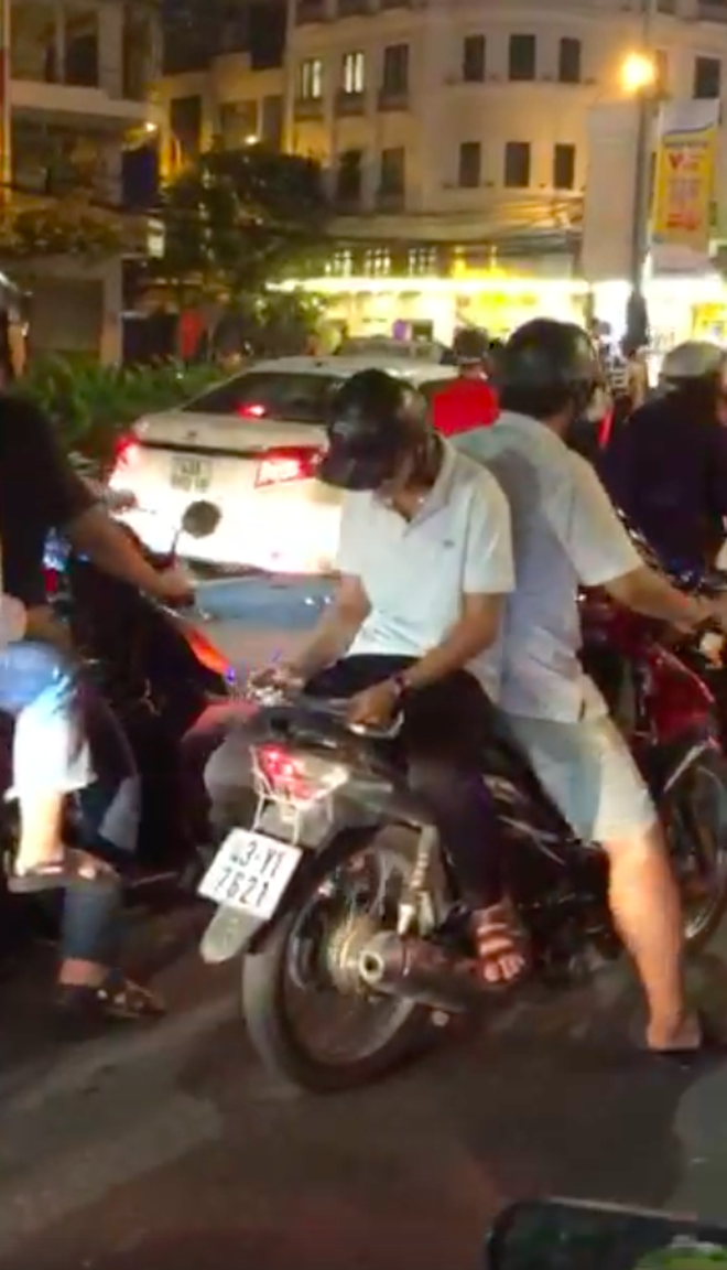 Màn ăn mừng gắt nhất đêm: Mai có tiết kiểm tra, các thanh niên vừa đi bão vừa học bài vừa hô vang Việt Nam vô địch-5