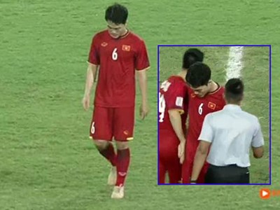 Trong khi các cầu thủ ăn mừng chiến thắng, có một người lặng lẽ cúi đầu bước đi