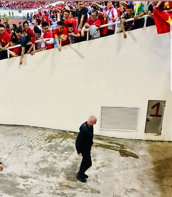 Bức ảnh HLV đội tuyển Philippines lặng lẽ rời sân sau trận thua Việt Nam gây bão-1