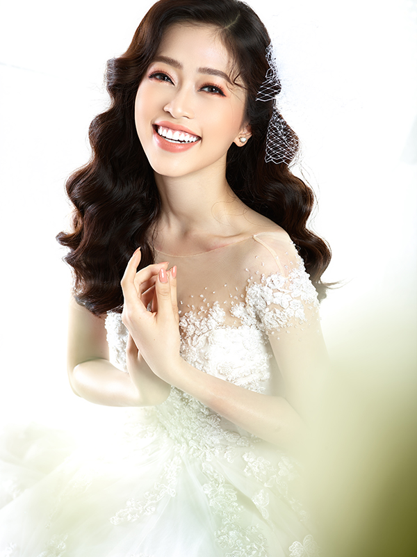 Á hậu Phương Nga hóa thành cô dâu mộng mơ trong bộ váy cưới-1