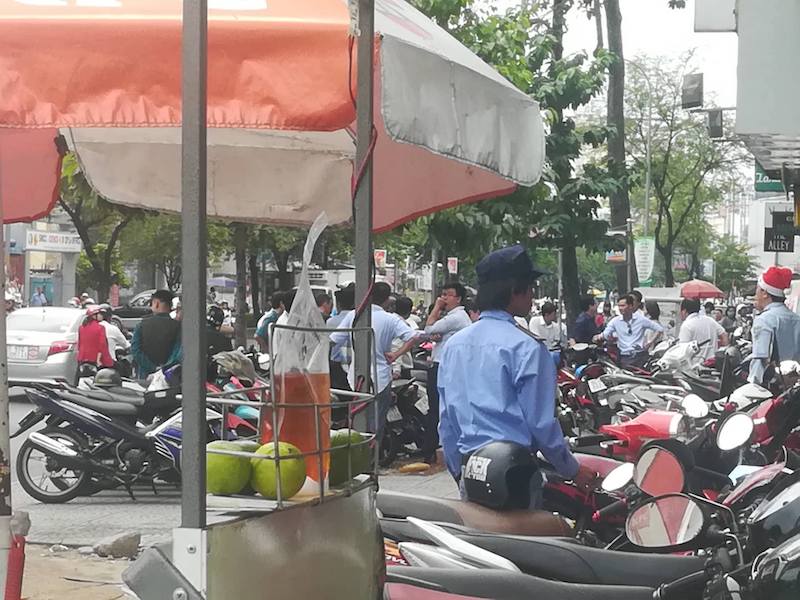 NÓNG: Táo tợn dùng súng cướp ngân hàng ở TP.HCM-1