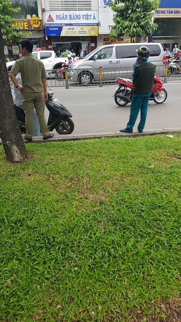 NÓNG: Táo tợn dùng súng cướp ngân hàng ở TP.HCM-2