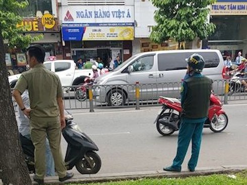 NÓNG: Táo tợn dùng súng cướp ngân hàng ở TP.HCM