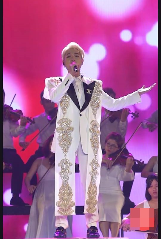 Diện vest khó hiểu, Đức Phúc bị ví như mặc đồ cúng Thổ Thần-3