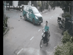 CLIP: Lùi xe suýt chèn trúng người cậu bé, thái độ sau đó của tài xế càng gây phẫn nộ