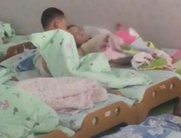 Cô giáo chụp ảnh trẻ ngủ gửi phụ huynh, tưởng được khen ai ngờ mẹ giận tím mặt-3