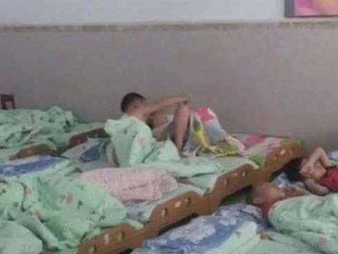 Cô giáo chụp ảnh trẻ ngủ gửi phụ huynh, tưởng được khen ai ngờ mẹ giận tím mặt