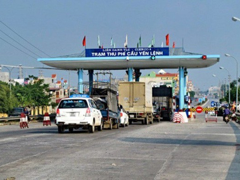 Bé gái 12 tuổi lái xe máy bị xe tải cán chết trên đường đi học về nhà-3