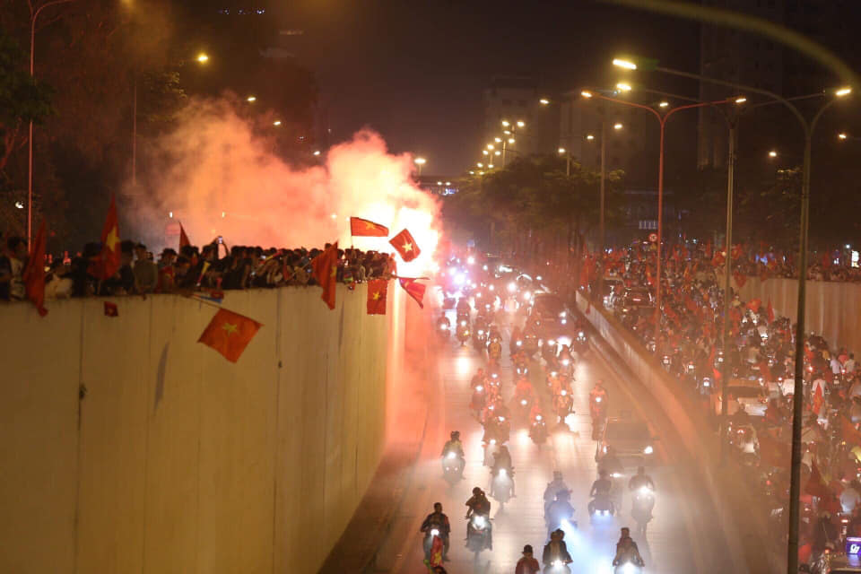 Công an nói về đêm fan đi bão” mừng ĐT Việt Nam vào chung kết AFF Cup-1