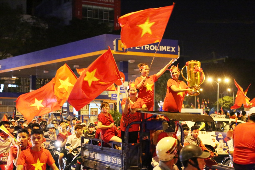Công an nói về đêm fan đi bão” mừng ĐT Việt Nam vào chung kết AFF Cup-2