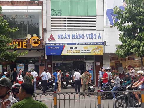 Vụ dùng súng cướp 1,5 tỷ đồng ngân hàng ở Sài Gòn: Nghi can đốt xe máy gây án-4