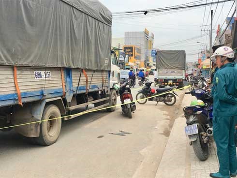 Bé gái 12 tuổi lái xe máy bị xe tải cán chết trên đường đi học về nhà