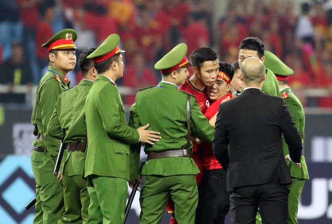 Quế Ngọc Hải giải vây fan cuồng đột kích sân Mỹ Đình, sao Việt nói gì?-1