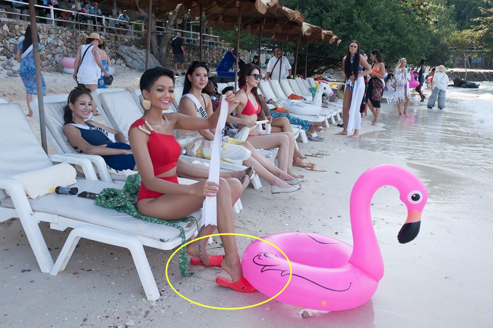 Không chỉ có dép tổ ong và quốc phục Bánh Mì, HHen Niê luôn dùng trang phục để khẳng định Tôi là người Việt Nam-3