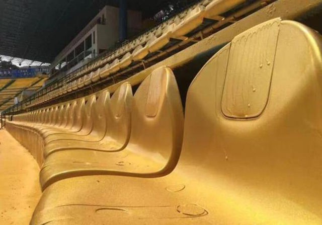 Sau những trận thua liên tiếp của đội nhà, nhiều sân vận động trên thế giới có cách giải dớp cầu may thú vị thế này-1