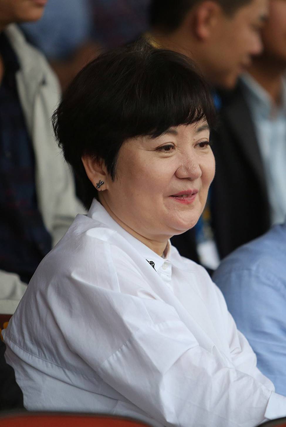 Nhan sắc các bạn gái cầu thủ đã là gì, ngỡ ngàng nhất là người phụ nữ U60 bên cạnh thầy Park suốt 32 năm-1