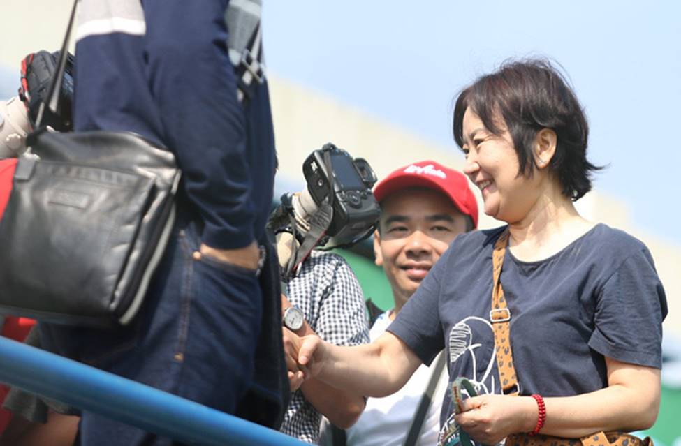 Nhan sắc các bạn gái cầu thủ đã là gì, ngỡ ngàng nhất là người phụ nữ U60 bên cạnh thầy Park suốt 32 năm-3