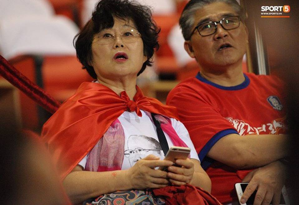Nhan sắc các bạn gái cầu thủ đã là gì, ngỡ ngàng nhất là người phụ nữ U60 bên cạnh thầy Park suốt 32 năm-6