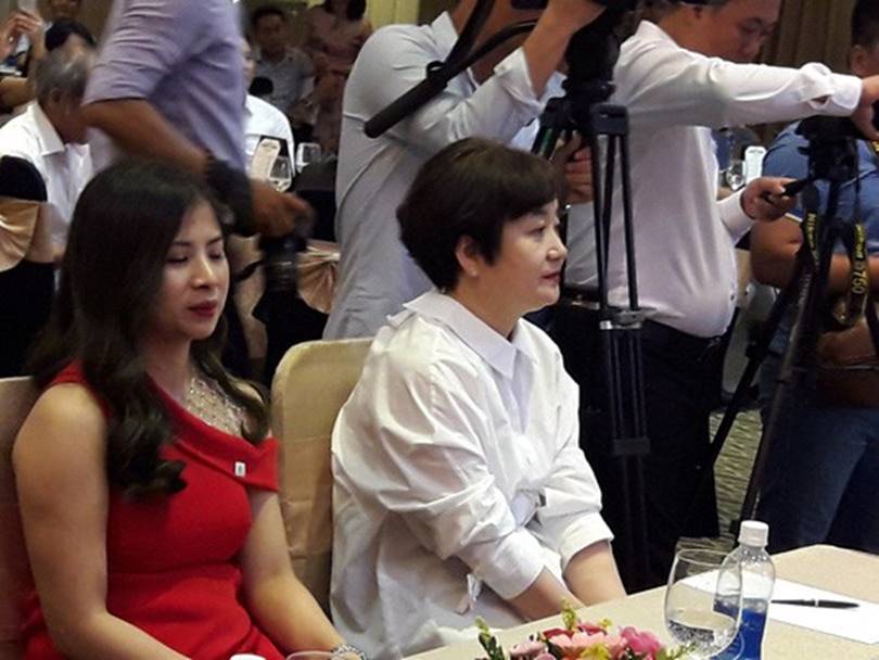 Nhan sắc các bạn gái cầu thủ đã là gì, ngỡ ngàng nhất là người phụ nữ U60 bên cạnh thầy Park suốt 32 năm-7