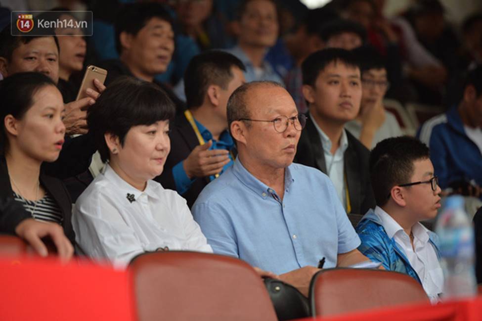 Nhan sắc các bạn gái cầu thủ đã là gì, ngỡ ngàng nhất là người phụ nữ U60 bên cạnh thầy Park suốt 32 năm-8