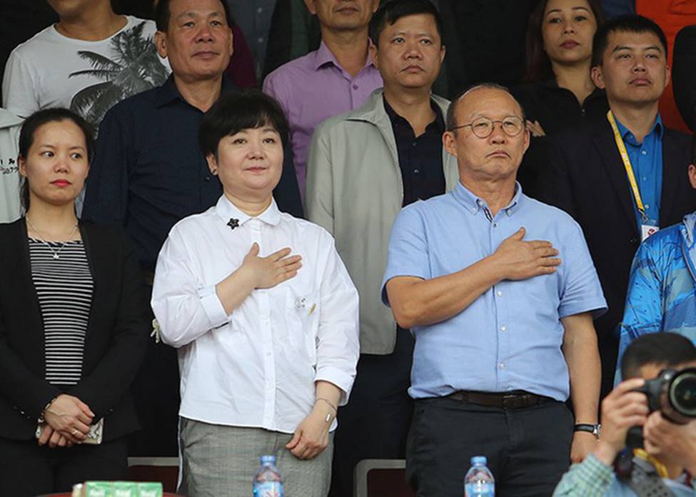 Nhan sắc các bạn gái cầu thủ đã là gì, ngỡ ngàng nhất là người phụ nữ U60 bên cạnh thầy Park suốt 32 năm-9